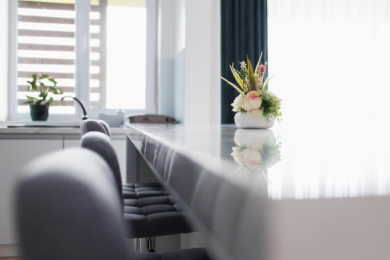 Elegant & Spacious - Central Apartment ออราแด ภายนอก รูปภาพ
