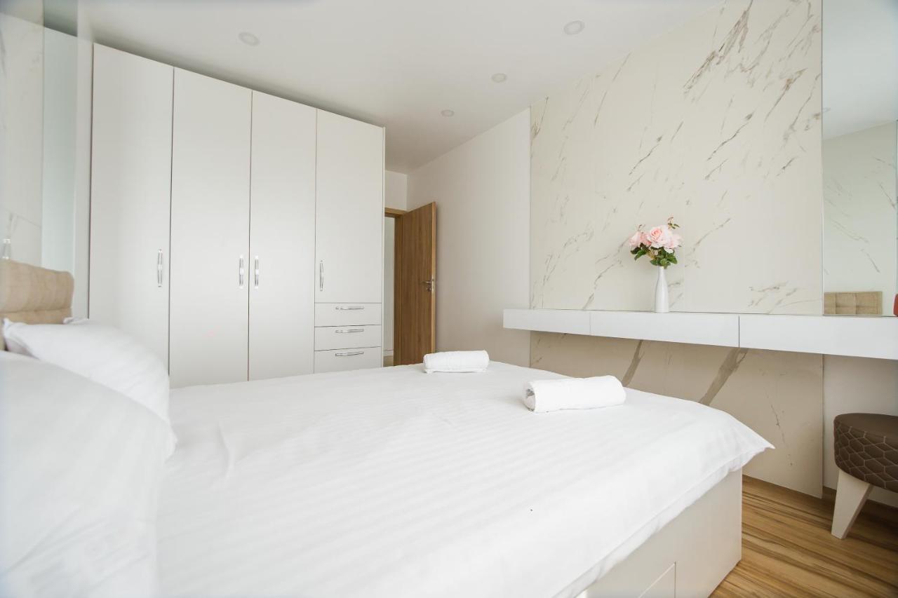 Elegant & Spacious - Central Apartment ออราแด ภายนอก รูปภาพ